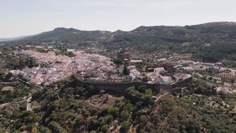 órbita-Aérea-Alrededor-De-La-Fortaleza-De-Castelo-De-Vide-Y-El-Paisaje-Circundante,-Portugal