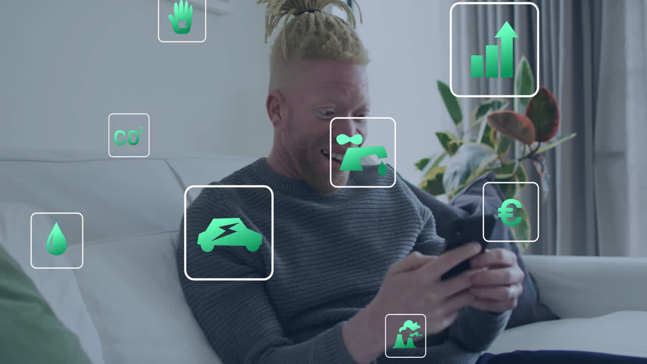 animación de iconos ecológicos y procesamiento de datos sobre hombre albino afroamericano usando teléfono inteligente en casa