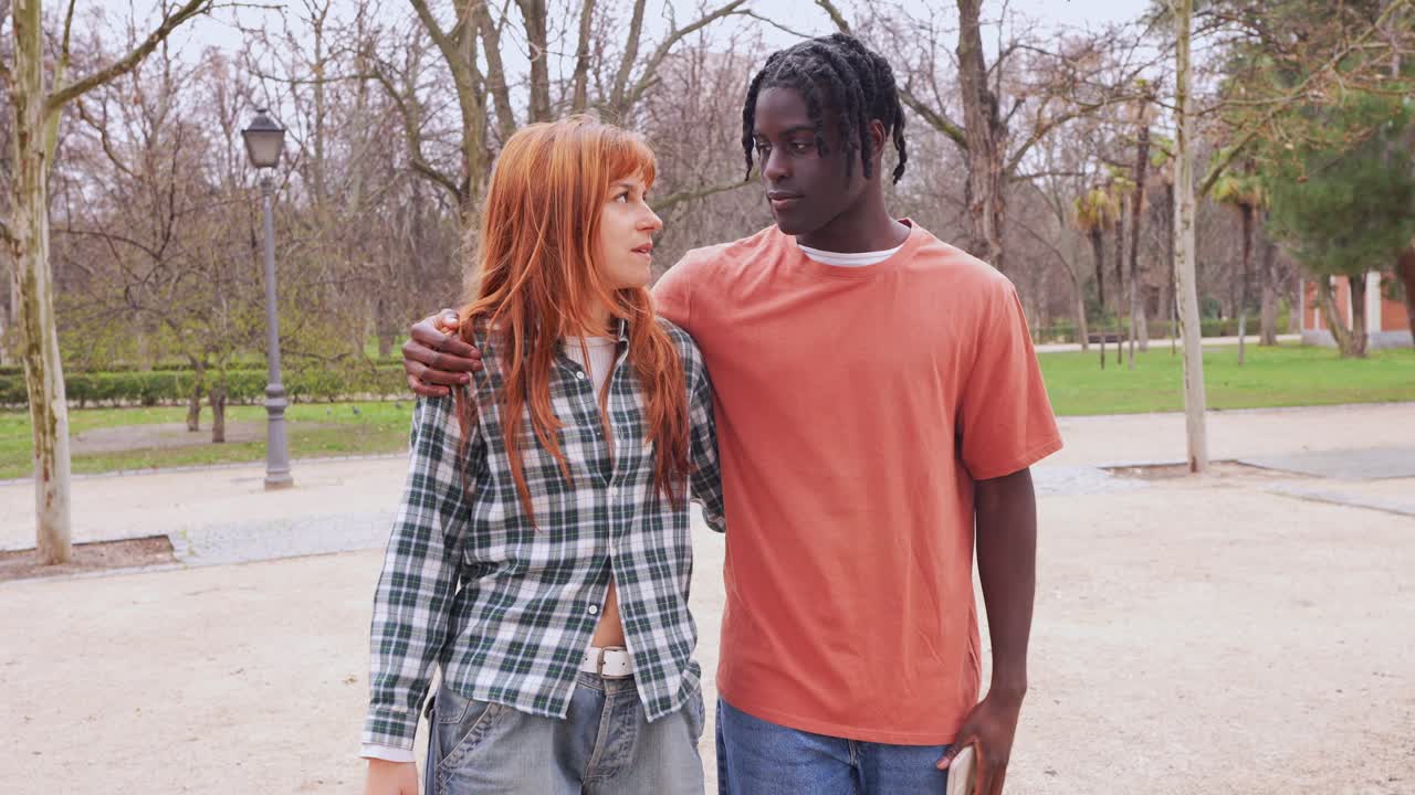 Casal interracial caminhando em um parque