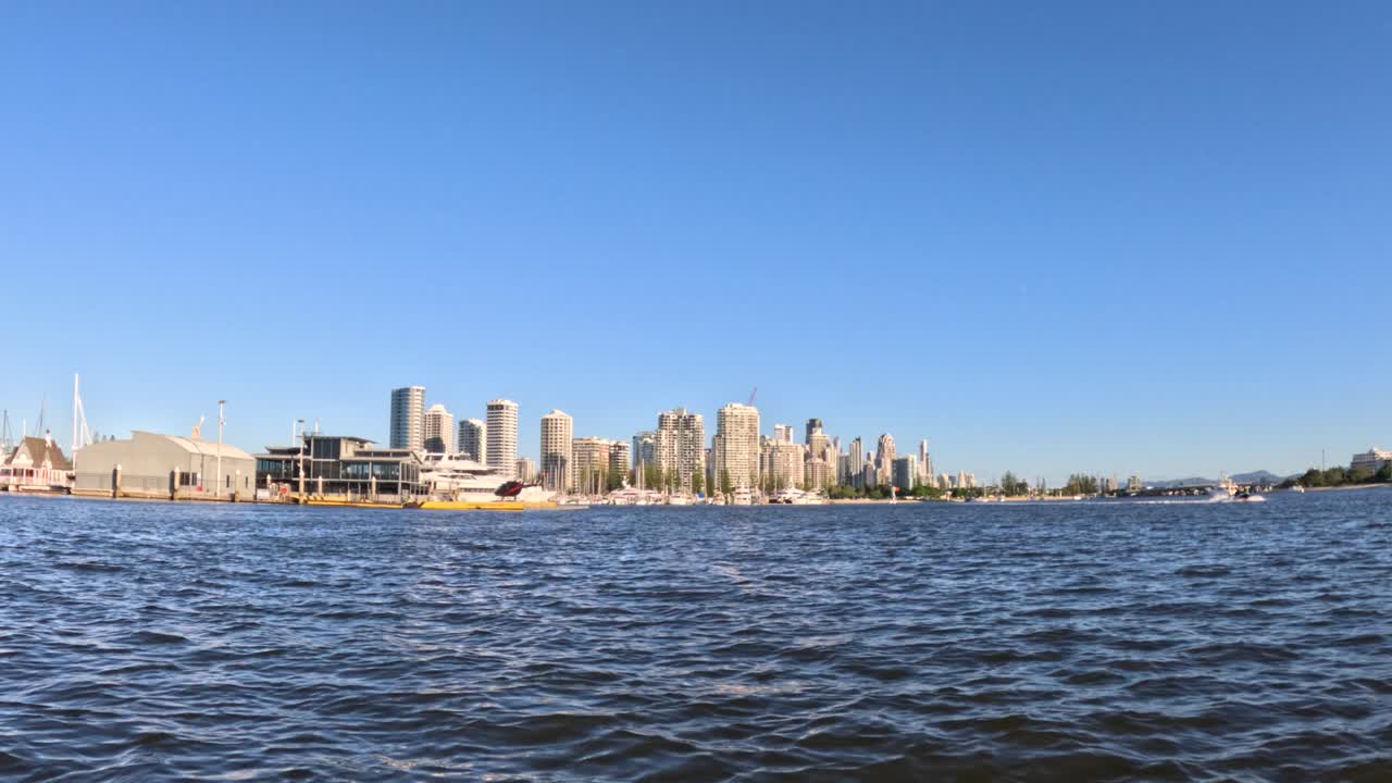 골드 코스트 스카이라인을 보여주는 경치 좋은 보트 타기