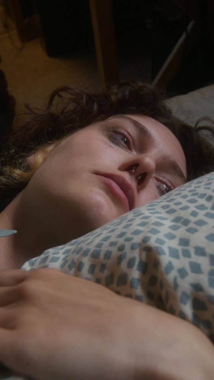 un, mujer, acostado, en, un, cama