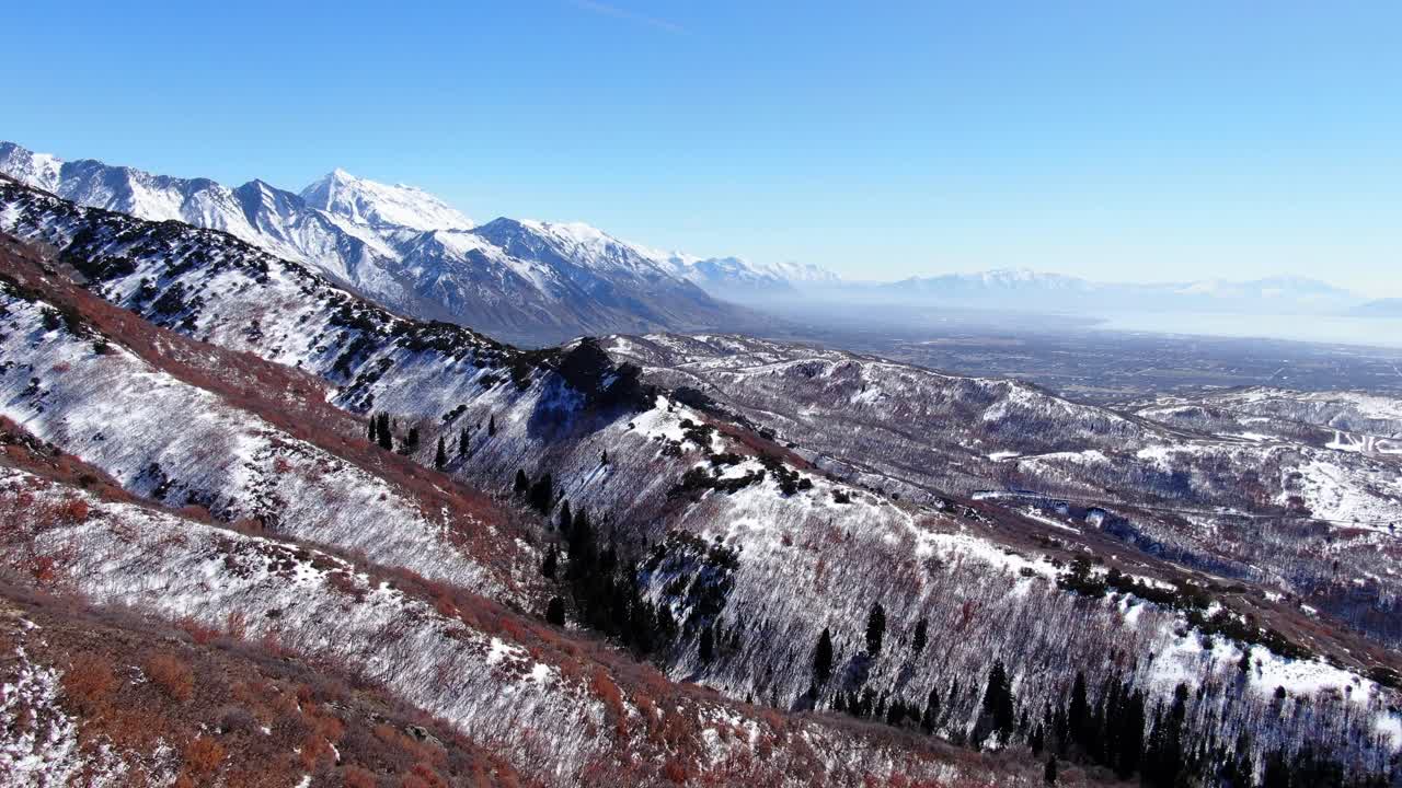 increíbles imágenes de drones de las montañas de utah y los colores del otoño cubiertos de nieve