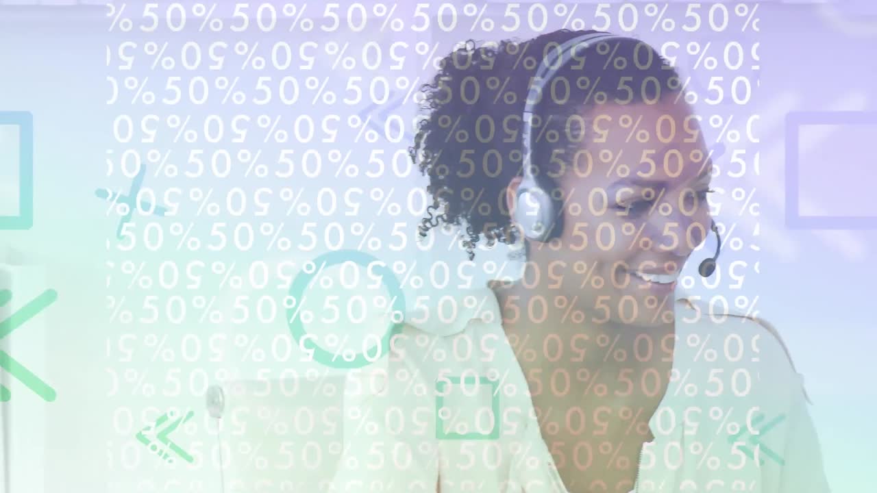 animación de formas y números digitales sobre una mujer de negocios con auriculares de teléfono