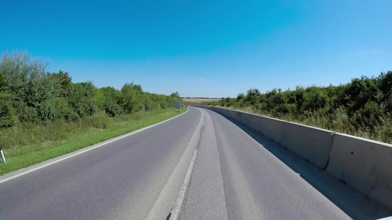 타임 ⁇ 스 자동차가 고속도로에서 운전하고 있습니다.