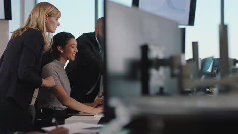 mujer líder de equipo de negocios reuniéndose con colegas usando la computadora apuntando a la pantalla gerente de oficina compartiendo ideas ayudando a los compañeros de trabajo discutiendo estrategia en el lugar de trabajo corporativo