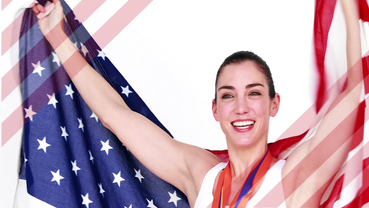 animación de una feliz mujer caucásica sosteniendo la bandera de los ee.uu.