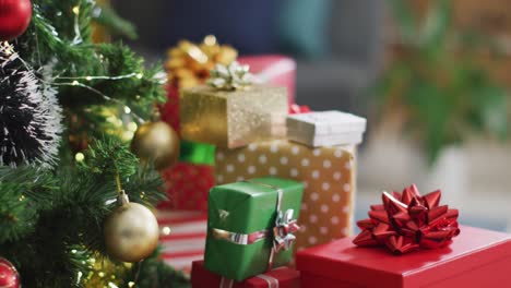 Video-Eines-Weihnachtsbaums-Mit-Einem-Stapel-Verpackter-Geschenke-Zu-Hause