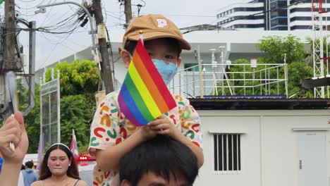 en el desfile del orgullo infantil