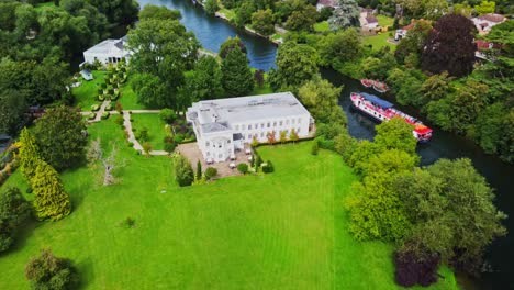 Monkey-Island-Estate-Hotelgebäude-Und-Themse-In-Der-Nähe-Von-Windsor