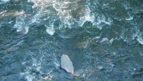 Wasser-Fließt-über-Steine-In-Wissahickon-Creek