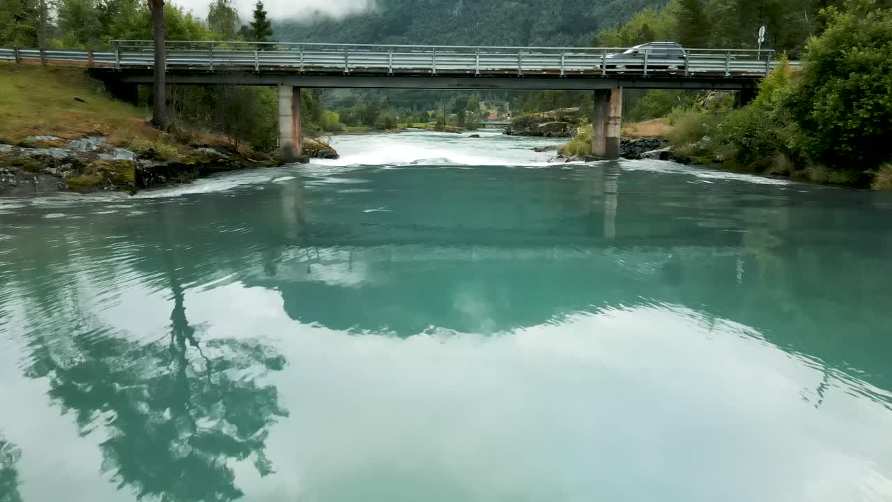 노르웨이 서부 로엔의 다리 아래를 비행하는 드론
