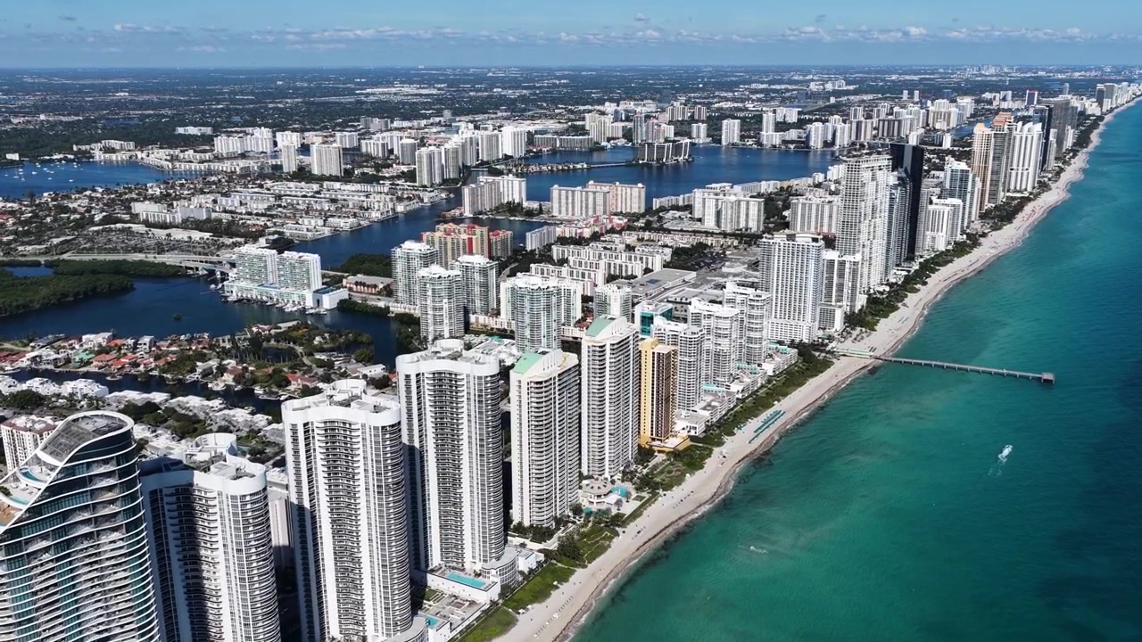 El horizonte de Sunny Isles en Sunny Isles Beach, Florida, Estados Unidos. Edificios de gran altura con vistas panorámicas. Un hermoso horizonte. Paisaje de gran ciudad. El horizonte de Sunny Isles en Sunny Isles Beach, Florida. Playa urbana.