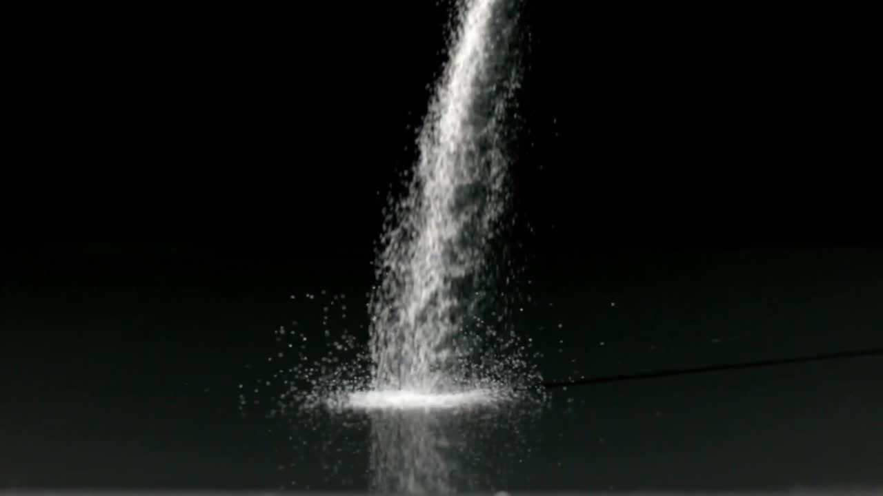 검은 배경 에 소금 을 뿌리는 것