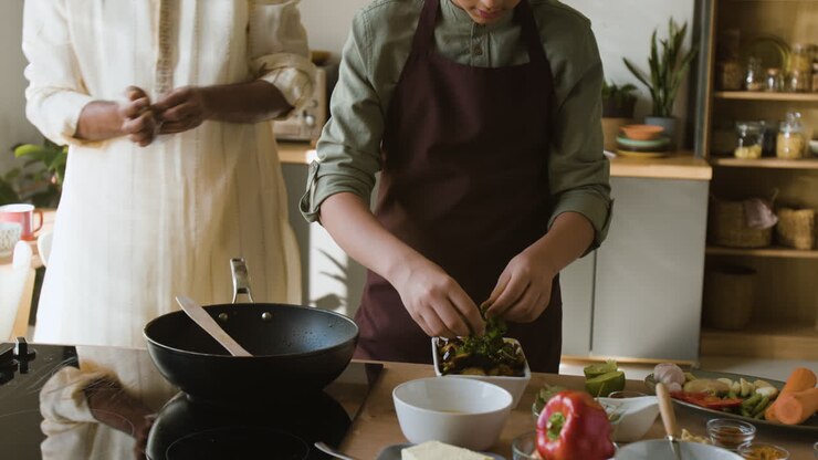 Persona che prepara un pasto in una cucina moderna