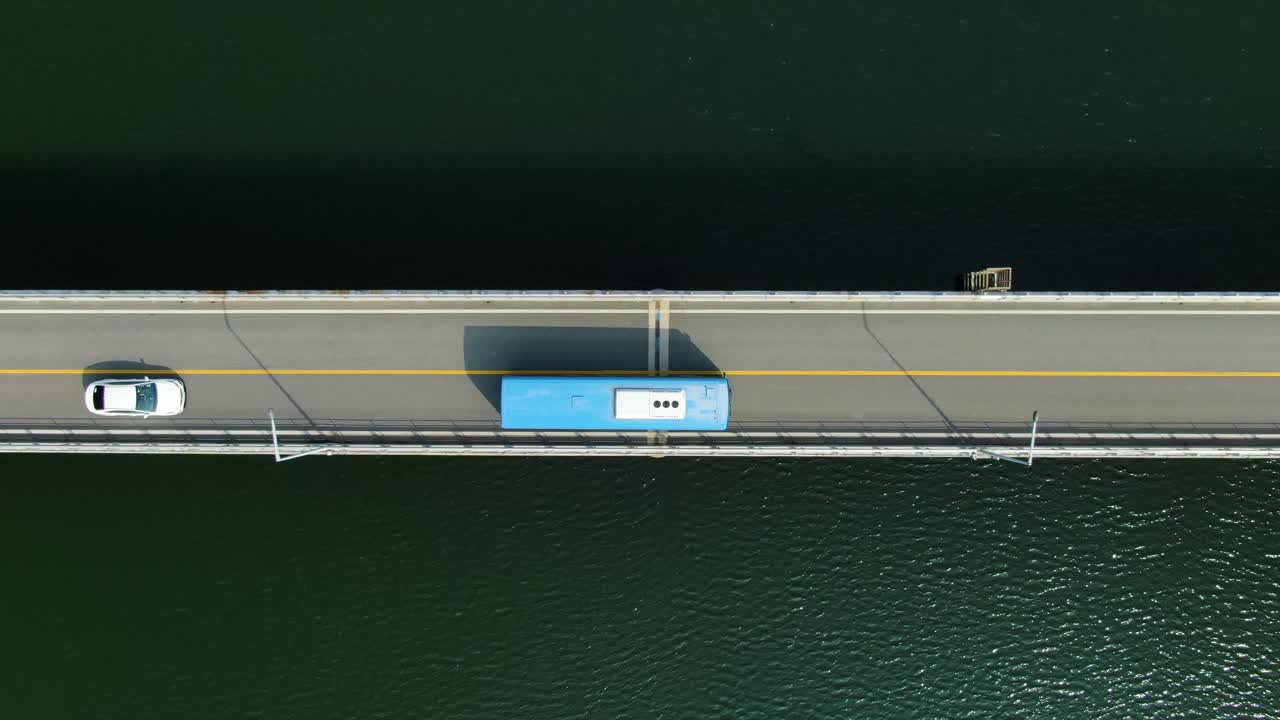 녹색 강에 작은 다리