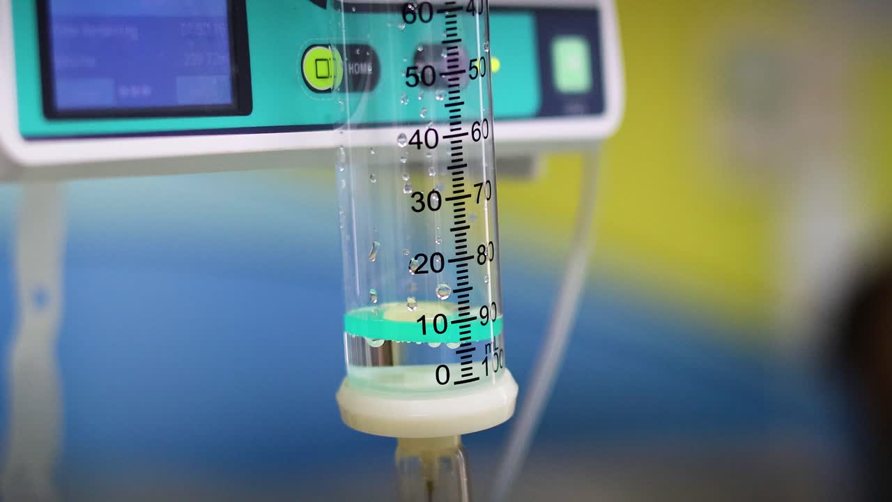 의료 환경에서 iv에서 흘러내리는 소금 용액