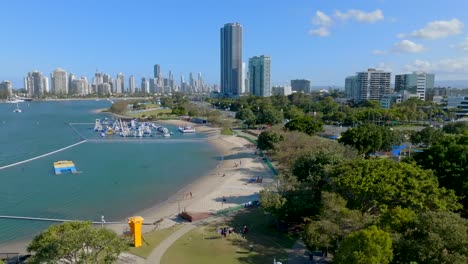 Gold-Coast-4K-Drohnenaufnahmen-An-Einem-Sonnigen-Tag