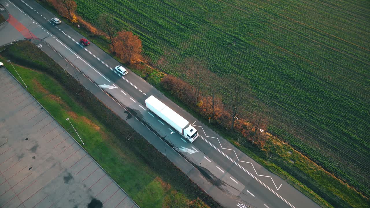 Veduta aerea di magazzini o stabilimenti industriali o centri logistici dall'alto