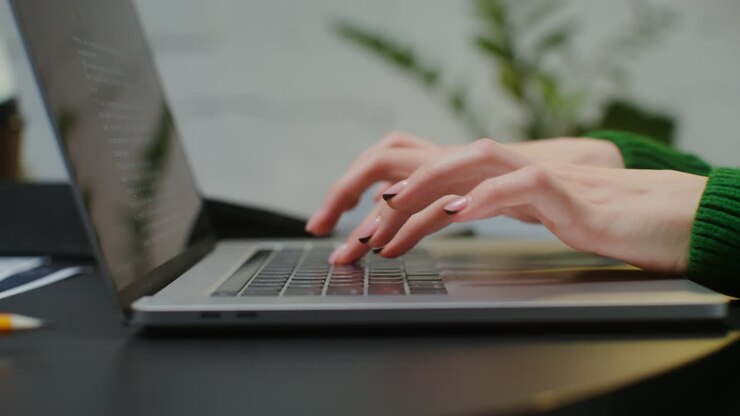 Frau tippt auf Laptop