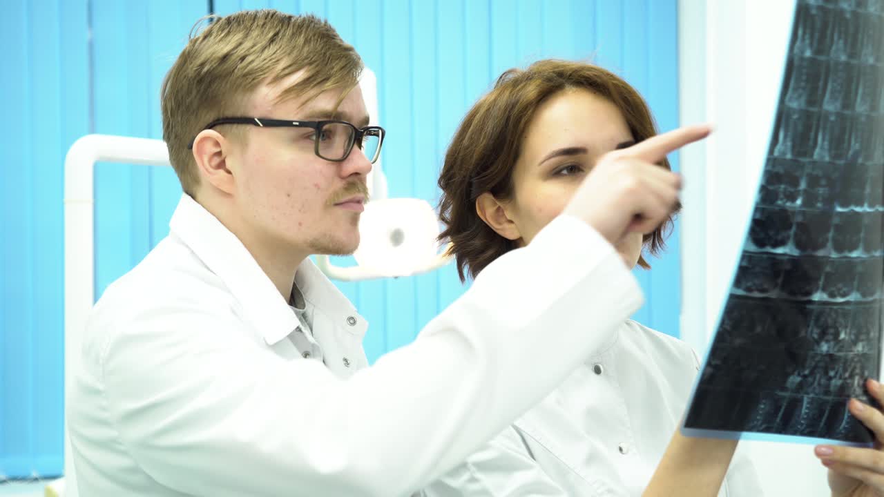 los médicos que examinan las radiografías