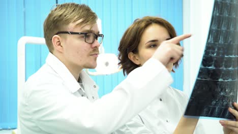 los médicos que examinan las radiografías