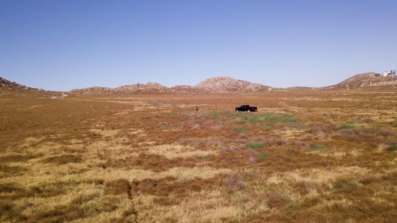 사막의 매사냥, 미끼를 나르기 위해 드론을 사용하는 새 조련사, 공중 후방 사격