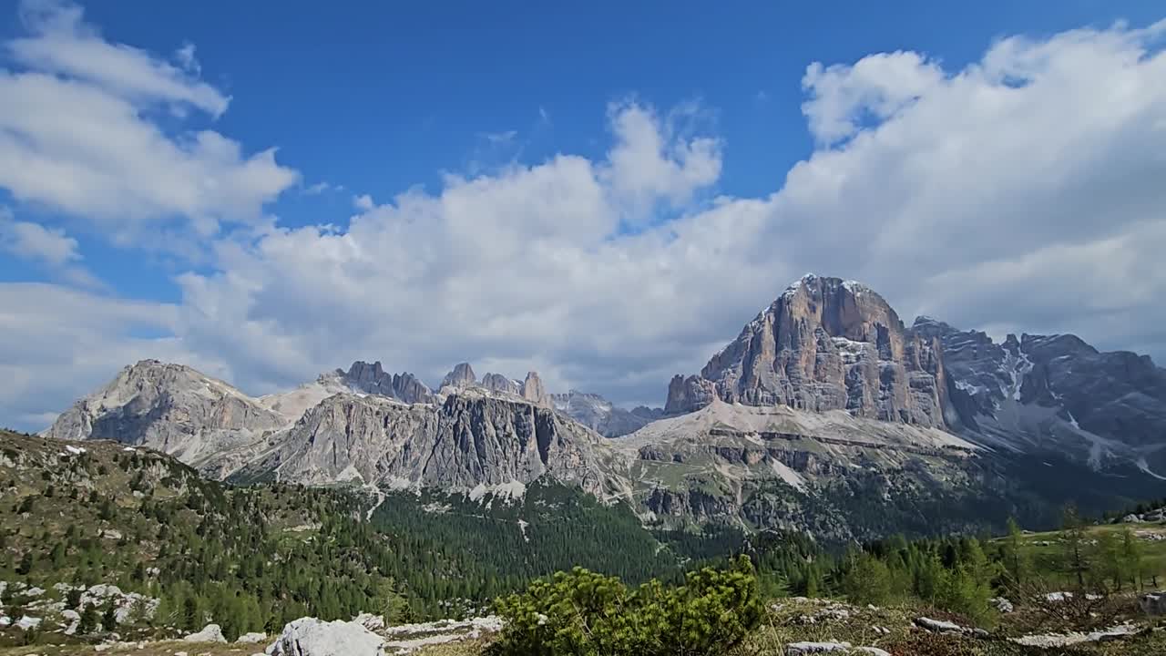 vídeo timelapse de tofana di rozes y lagazuoi bajo la manta de nubes
