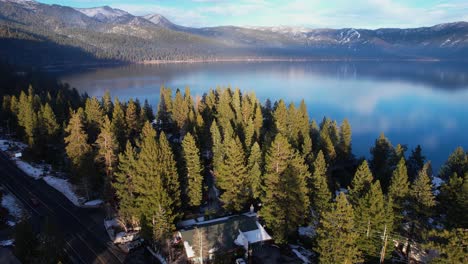 Lake-Tahoe-Y-Crystal-Bay-En-La-Hora-Dorada-En-La-Temporada-De-Invierno,-Frontera-Del-Estado-De-California-Nevada,-Vista-Aérea-De-Drones