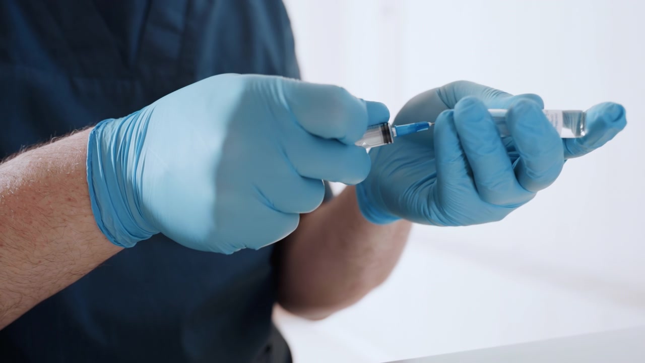 Tratamento médico tranquilo realizado com cuidado. Procedimento pacífico onde o paramédico prepara cuidadosamente a injeção. Procedimento médico calmo e cuidadoso executado por paramédico preparando injeção.