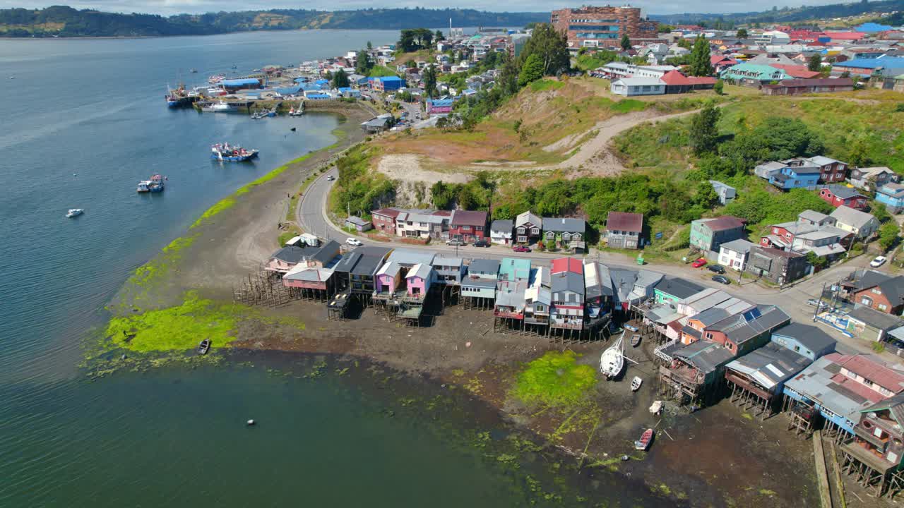edificios tradicionales de castro chile en la vía fluvial, isla de chiloe, paso aéreo de drones de 4k