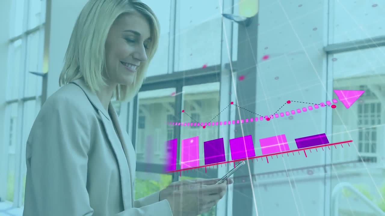 procesamiento de datos estadísticos y financieros contra mujeres caucásicas que usan teléfonos inteligentes en la oficina