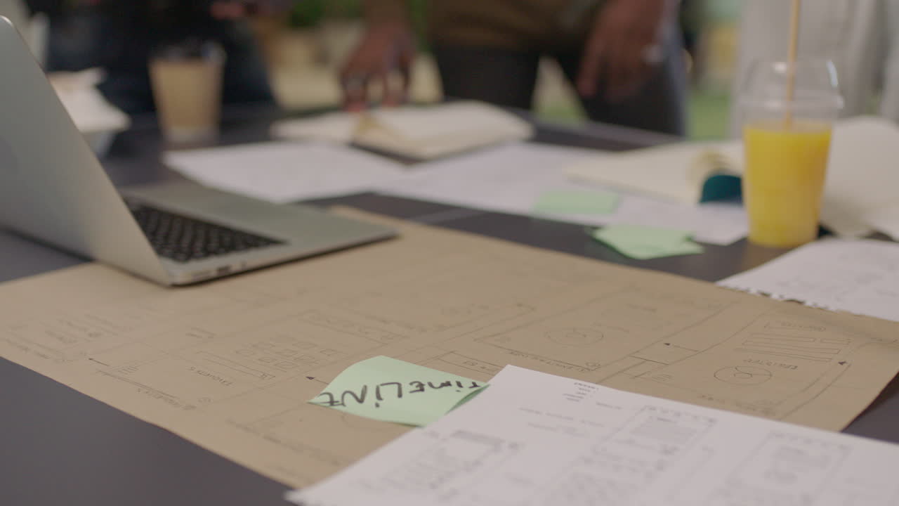 비즈니스 사람들과 소프트웨어 개발자 팀 디자인 모바일 애플리케이션 브레인스토밍 커뮤니케이션 앱에 대한 창의적인 아이디어를 공유