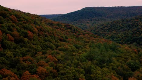 Atemberaubende-Luftdrohnen-Sonnenuntergangsvideoaufnahmen-Der-Appalachen-In-Den-USA-Im-Herbst