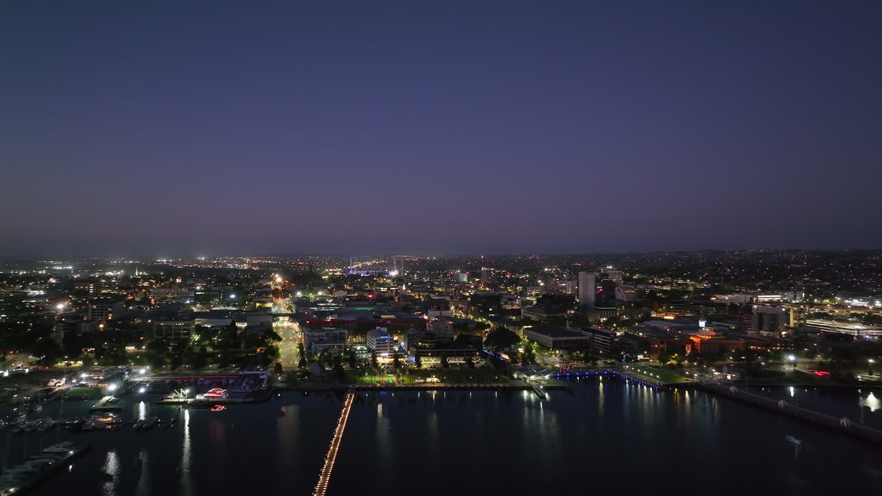 해가 뜨기 직전 오스트레일리아 지롱 시의 새벽 공중 사진