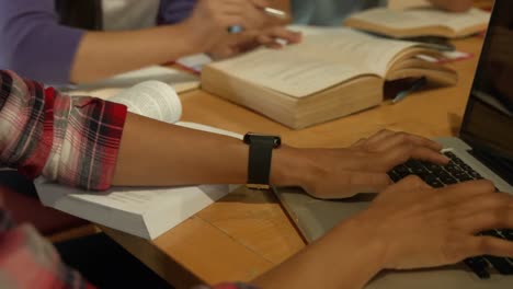 Estudiantes-Trabajando-Juntos-En-La-Biblioteca