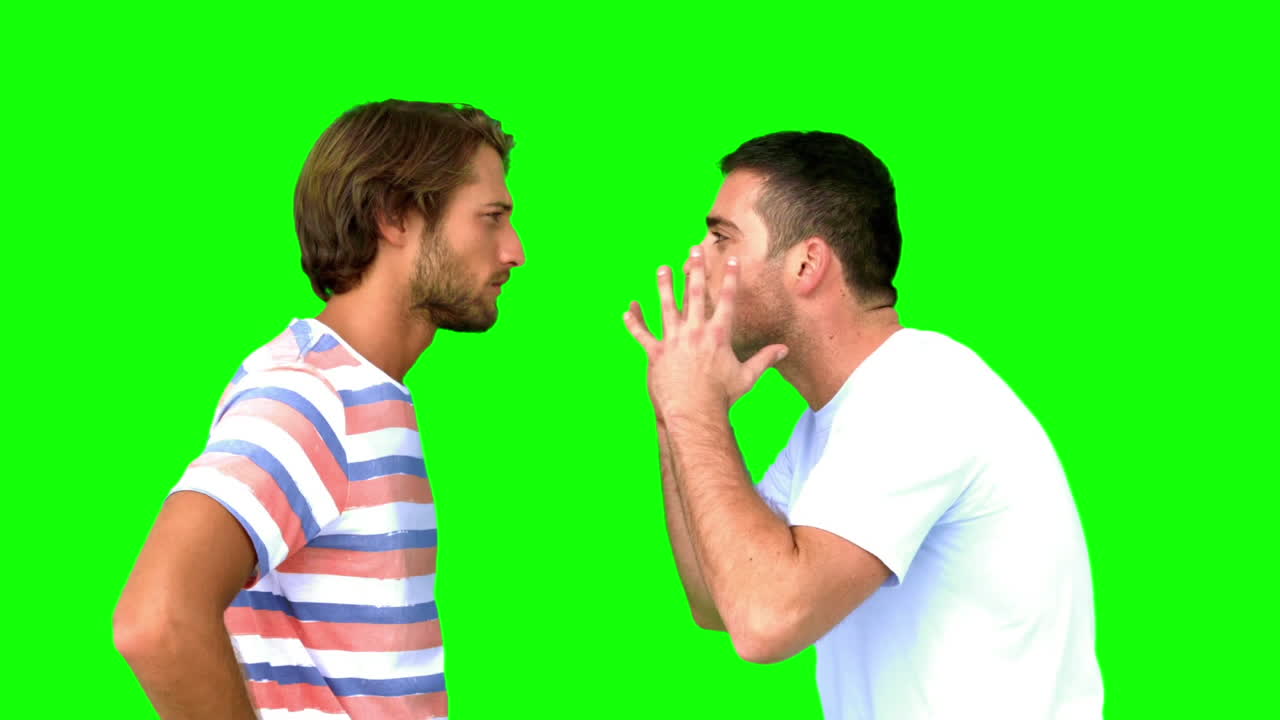 Uomo in procinto di combattere un altro uomo su schermo verde
