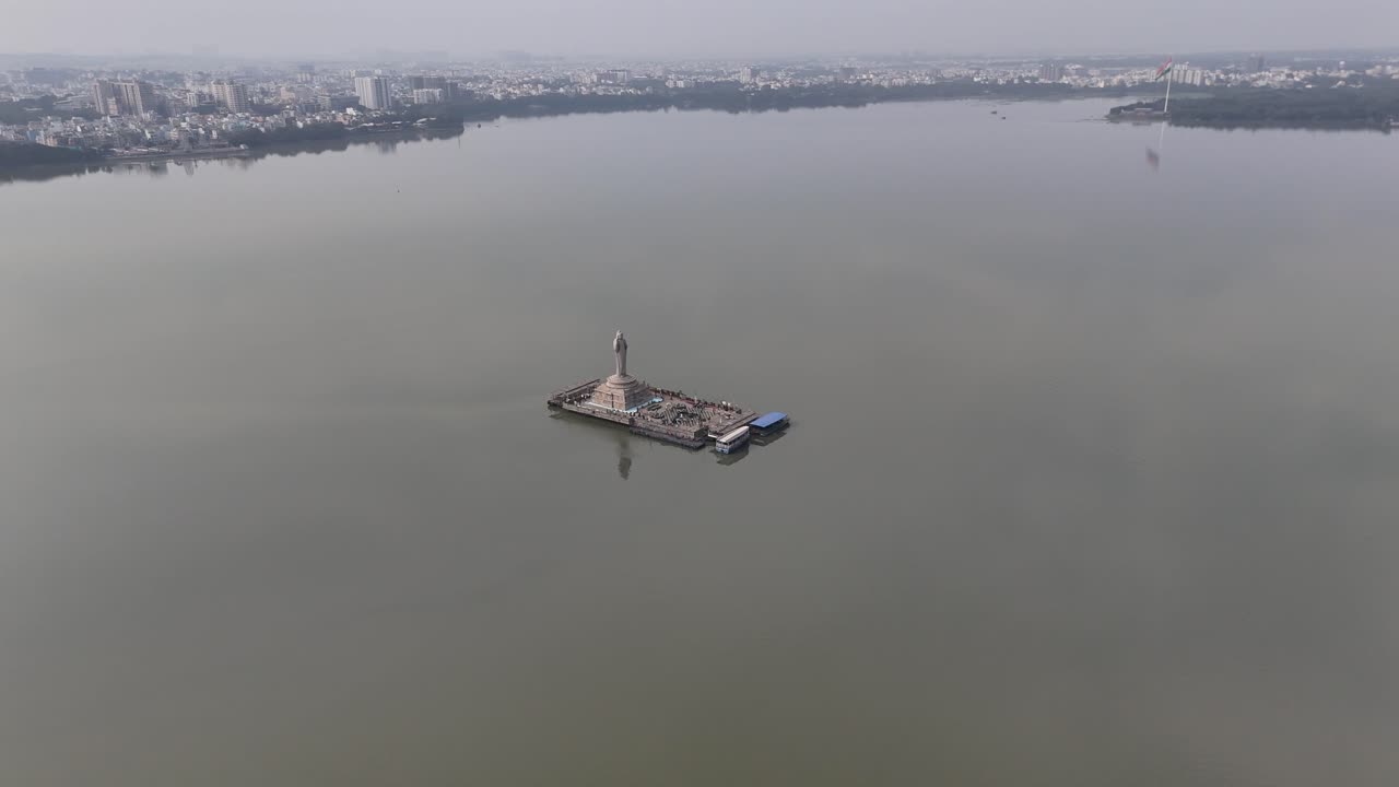 Vista panoramica del lago di Hyderabad con Buddha al centro