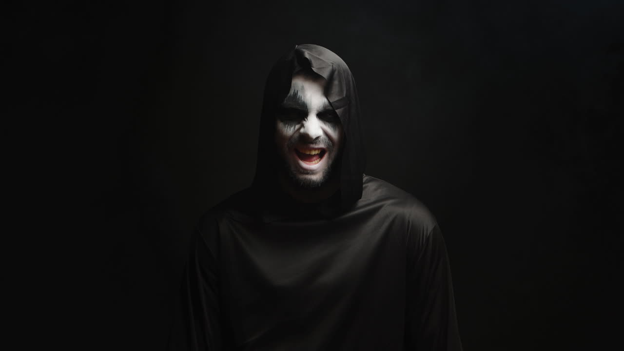 la muerte con una risa aterradora sobre un fondo negro