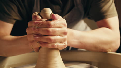 artista de cerámica formando arcilla en una rueda