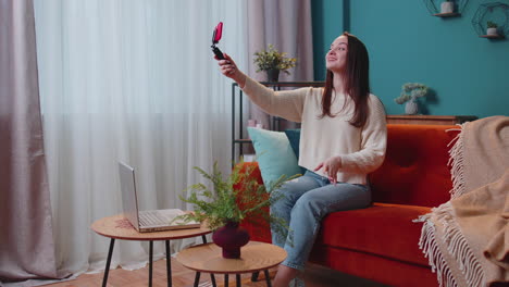 Bloggerin-Influencerin-Macht-Ein-Selfie-Auf-Dem-Smartphone-Und-Erstellt-Zu-Hause-Ein-Virtuelles-Social-Media-Video-Online