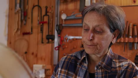 Mujer-Luthier-Trabajando-En-Su-Taller.