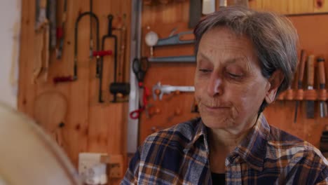 luthier femenina en el trabajo en su taller