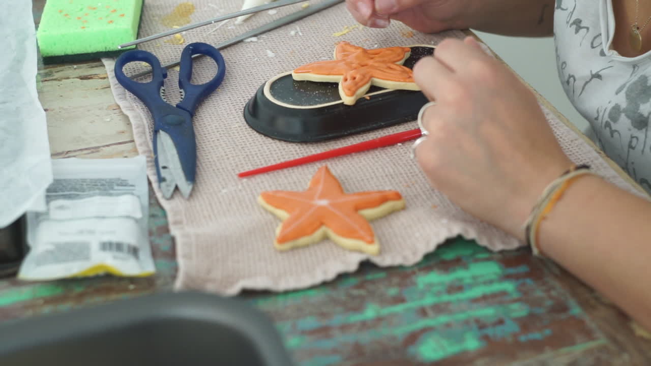 imágenes de una mujer caucásica haciendo galletas de estrellas de mar
