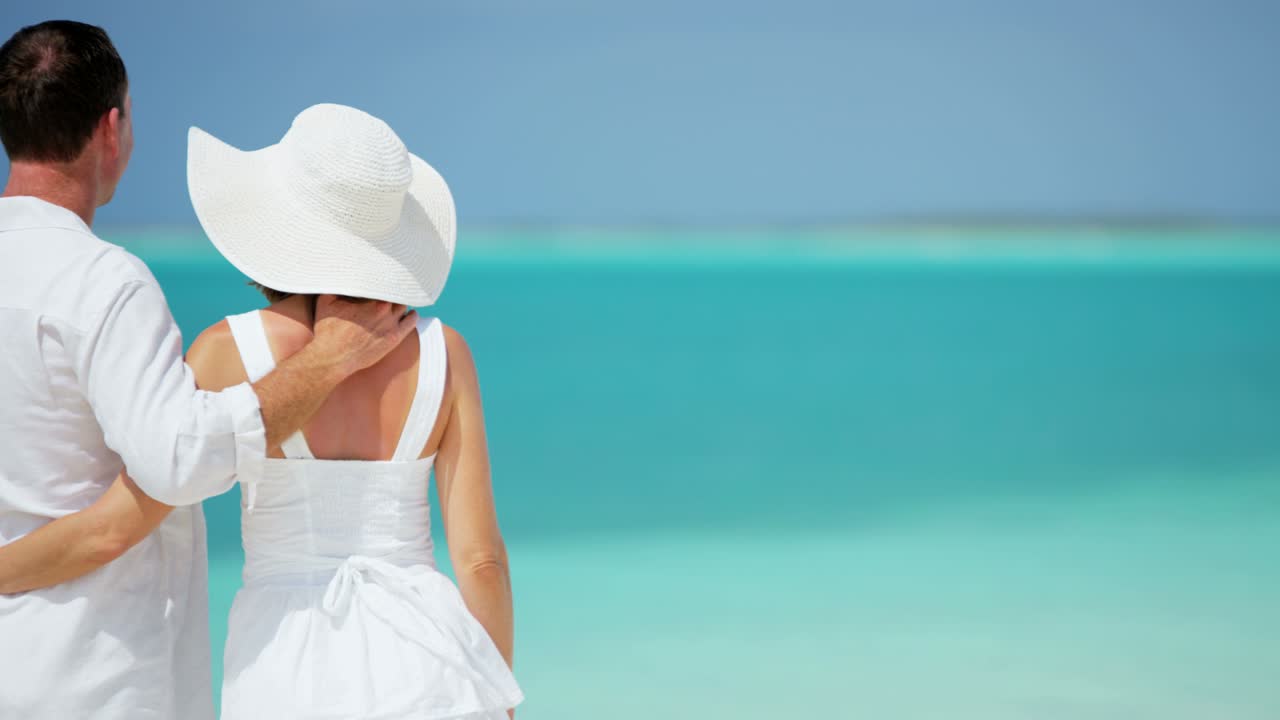 행복한 백인 커플이 섬에서 함께 휴가를 보내고 있습니다.