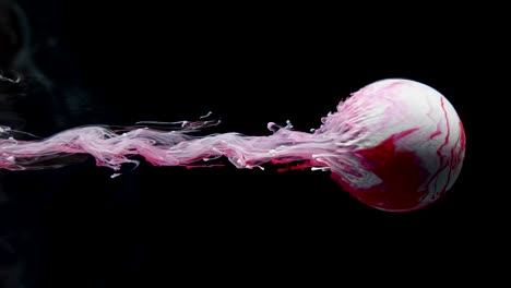 la pintura de tinta multicolor fluye lentamente de la pelota