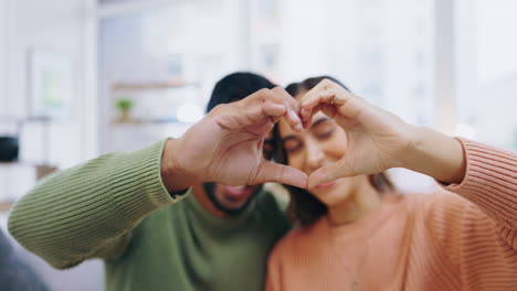 pareja feliz, manos y emoji de corazón para el amor