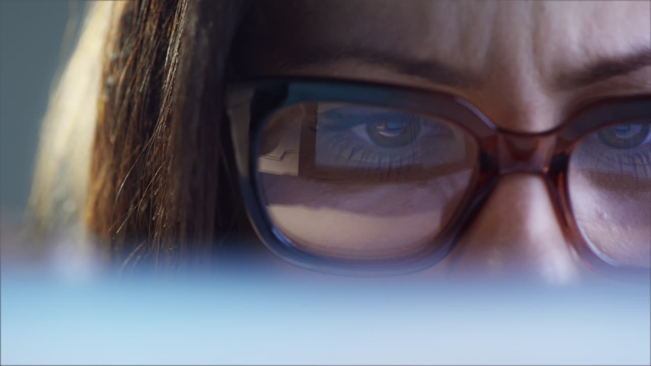 mujer joven atractiva usando una tableta digital, una computadora, una pantalla táctil, un ipad