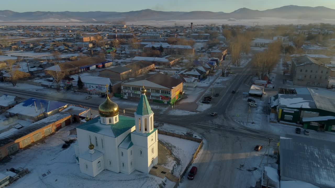 vista aérea de una iglesia en una ciudad nevada