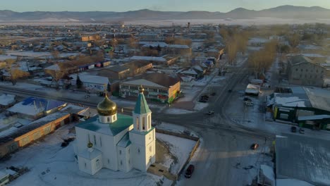 vista aérea de una iglesia en una ciudad nevada