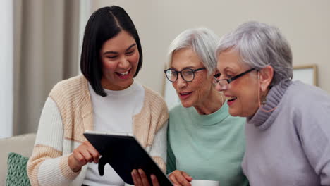 Tableta,-Riendo-Y-Un-Cuidador-Con-Mujeres-Mayores